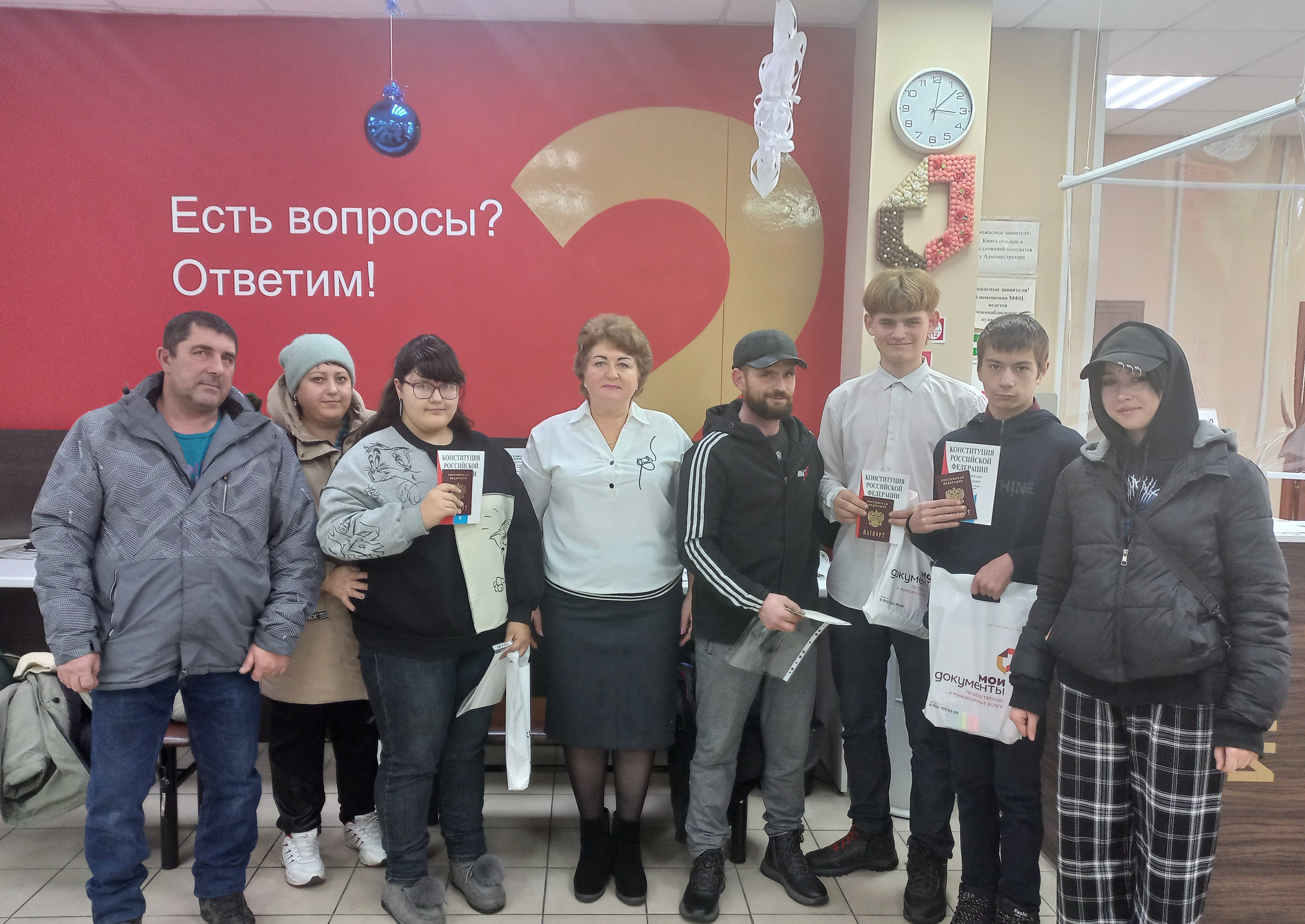 В центрах «Мои документы» ко Дню конституции вручили паспорта 14-летним жителям республики