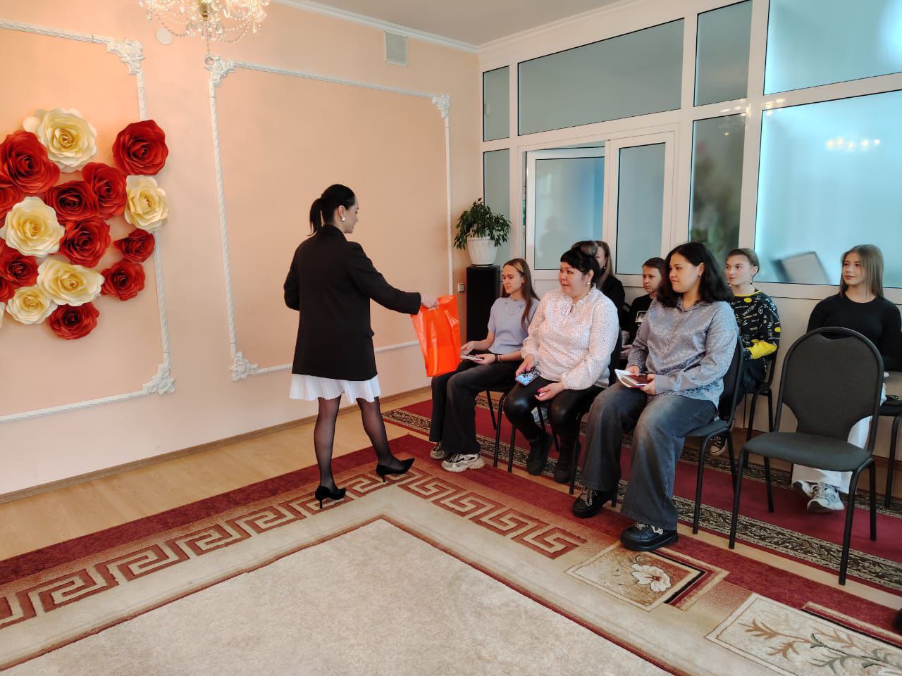 Церемония вручения паспортов в Сорске