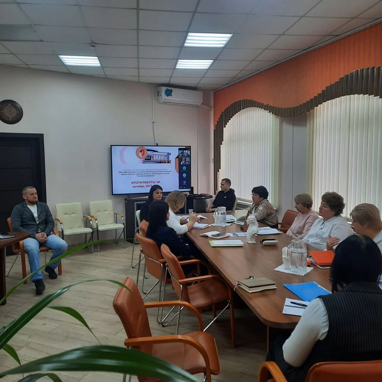 Участник проекта «Герои Хакасии» изучает работу МФЦ