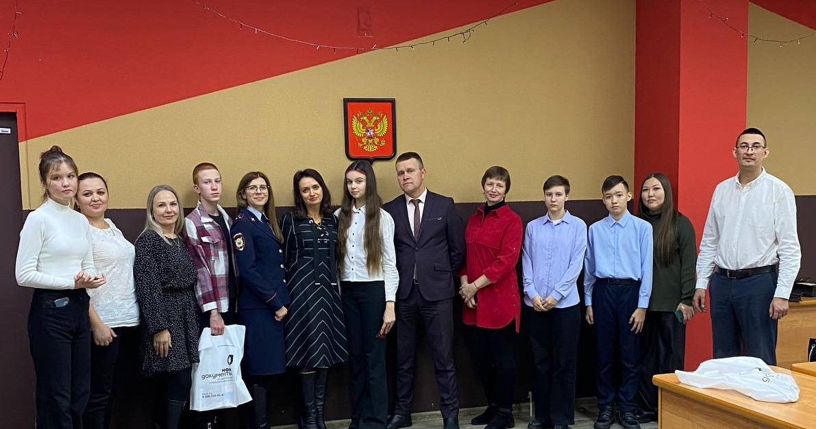 В центрах «Мои документы» ко Дню конституции вручили паспорта 14-летним жителям республики