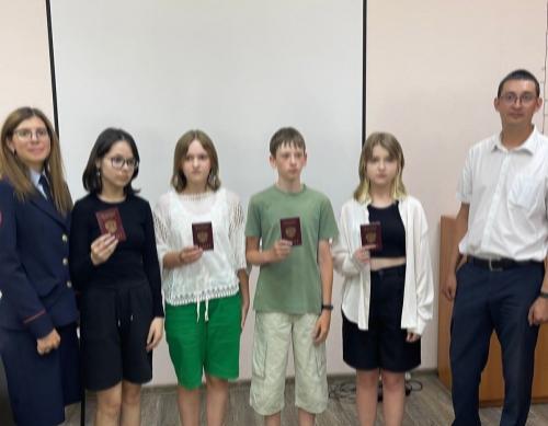 Торжественное вручение паспорта гражданина РФ юным гражданам