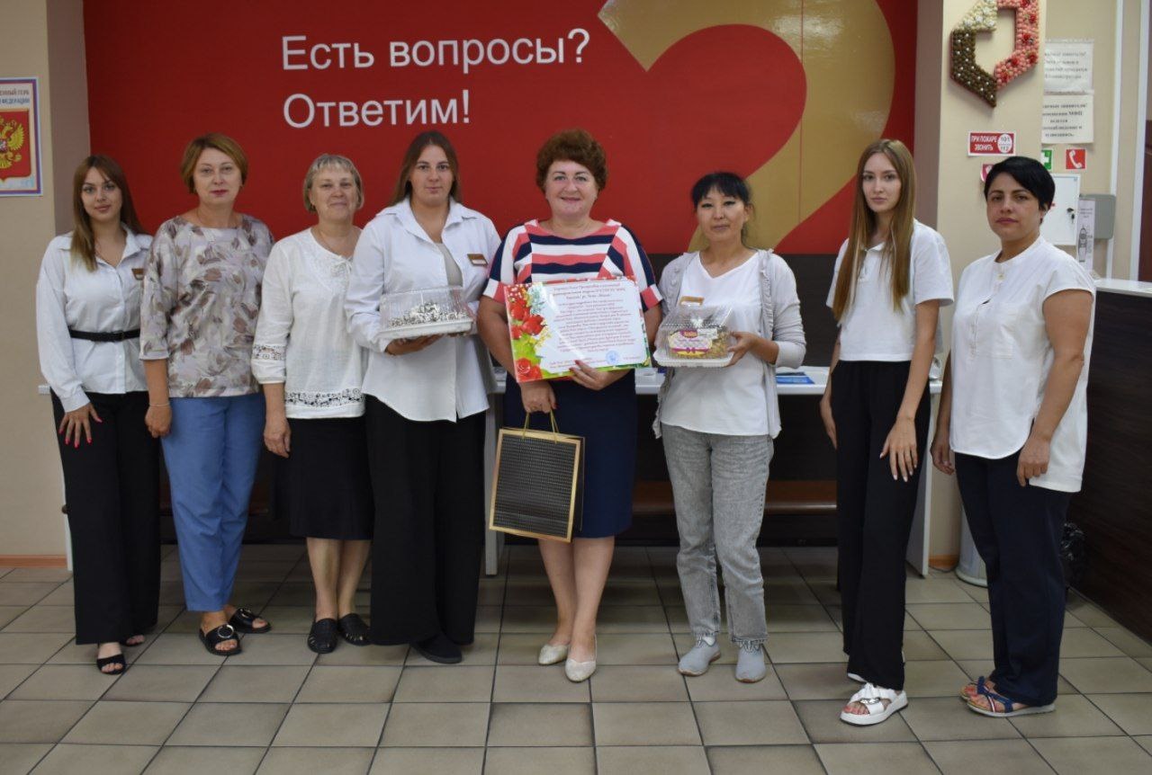 С самого утра сотрудники МФЦ принимали поздравления с профессиональным праздником