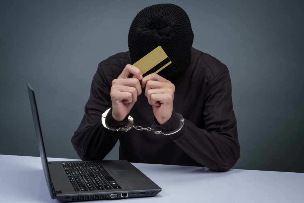 thief-wearing-black-hat-obscuring-face-was-arrested-gray.jpg thief-wearing-black-hat-obscuring-face-was-arrested-gray.jpg